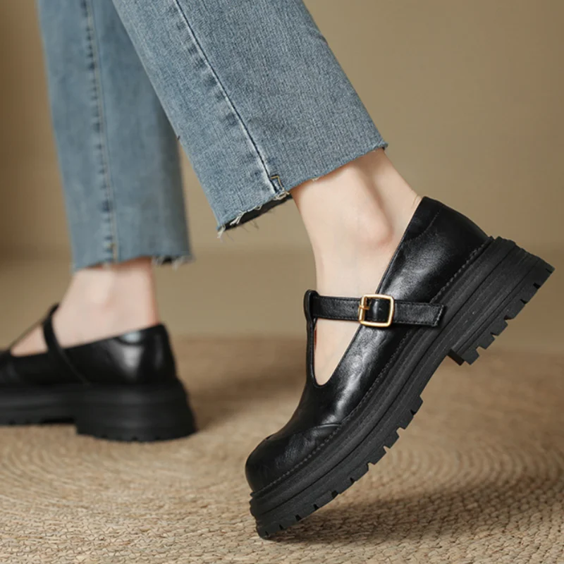 Kinga | Orthopedic shoes with T-strap